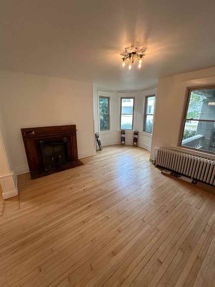 2103 E Kenwood Blvd - Photo 2 of 25