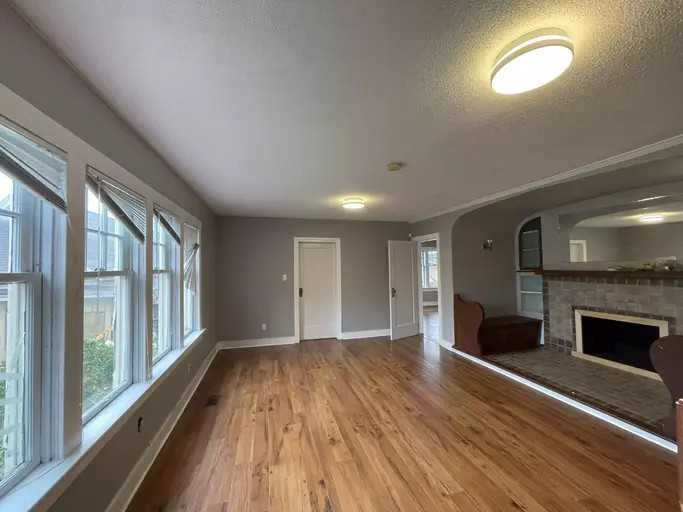 121 Columbia St E - Photo 2 of 16