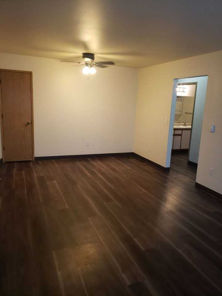 885 Oakdale Ave - Photo 2 of 10