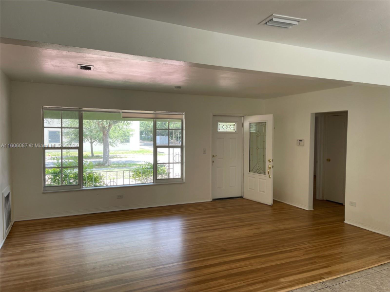 830 Ne 129th St - Photo 3 of 20