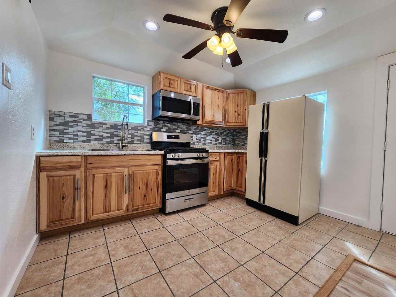 705 S 20th St - Photo 7 of 26