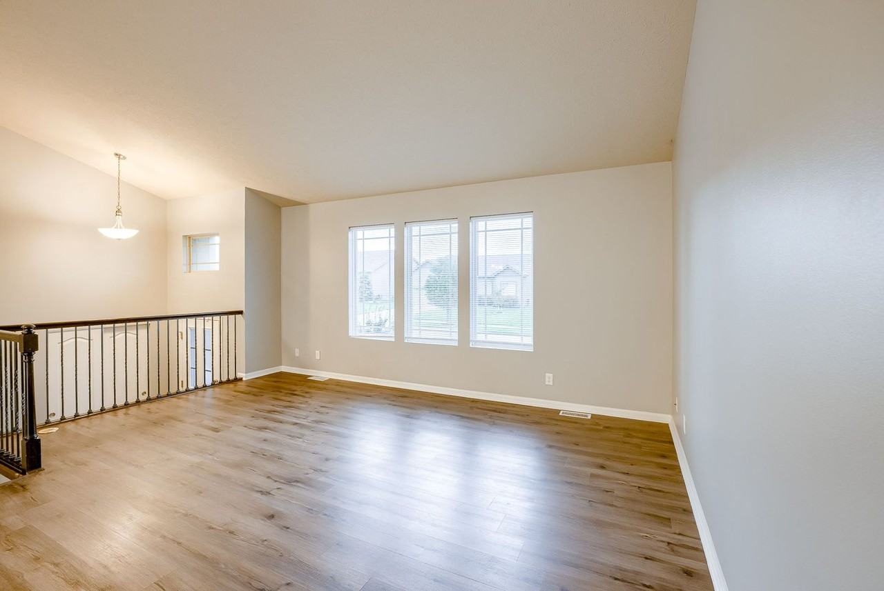 20817 Parker St - Photo 4 of 25