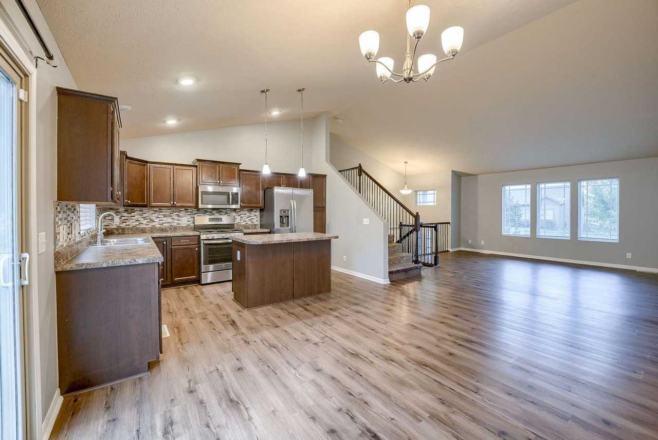 20817 Parker St - Photo 6 of 25