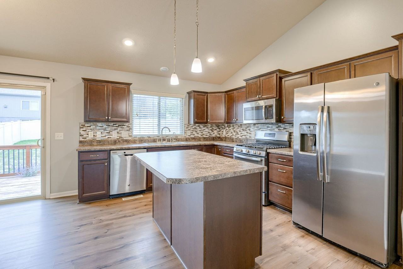 20817 Parker St - Photo 7 of 25