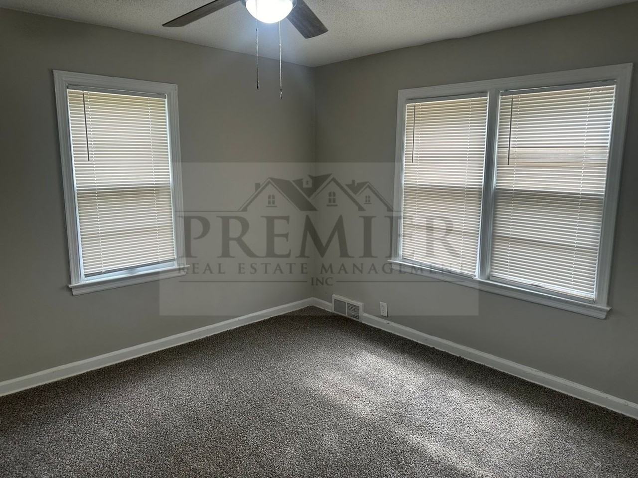 108 N Austin St - Photo 2 of 12