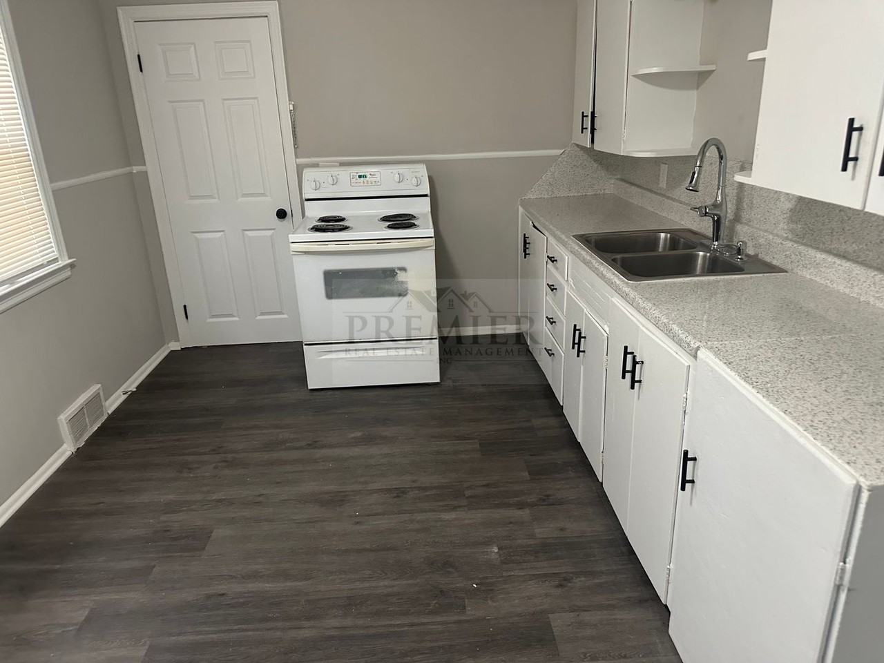 108 N Austin St - Photo 3 of 12