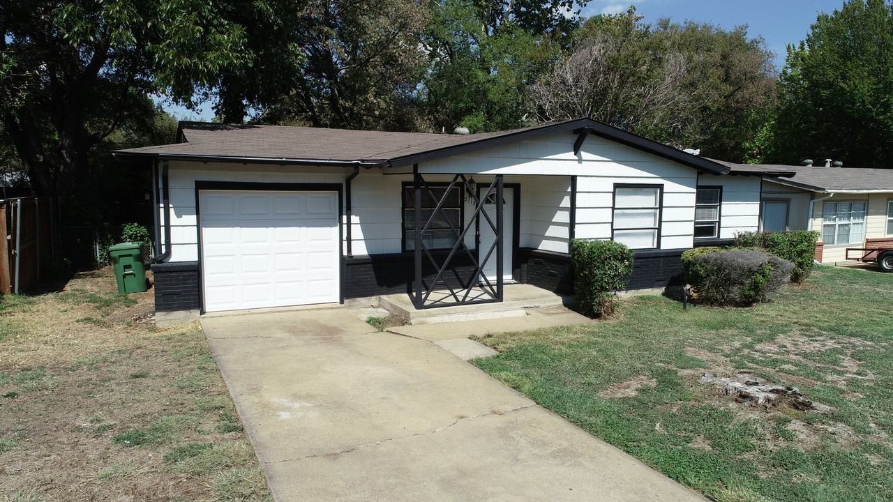 2113 Cloverdale St - Photo 3 of 24