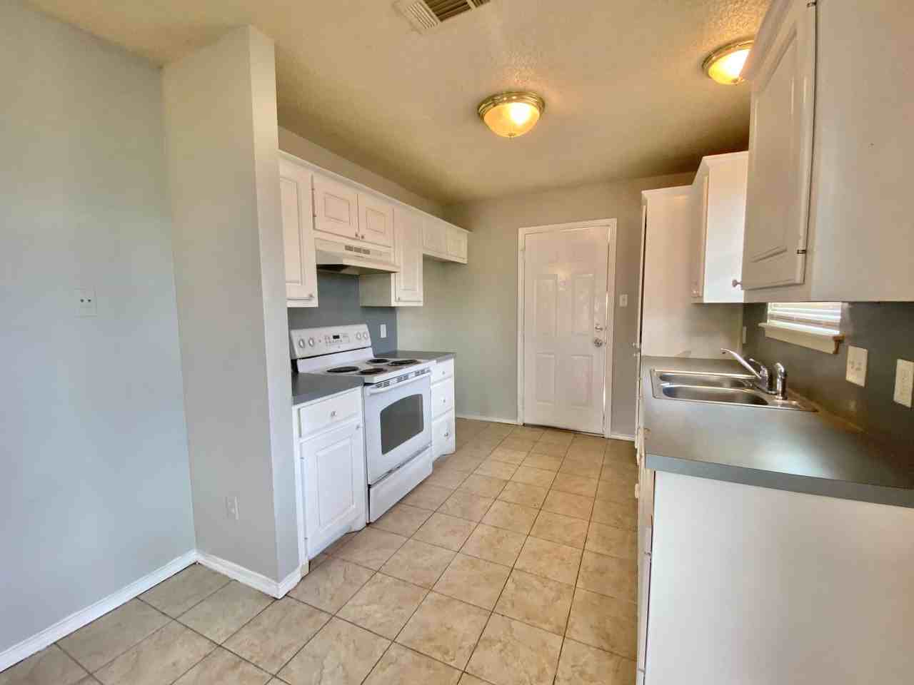 2913 Bates St - Photo 4 of 9