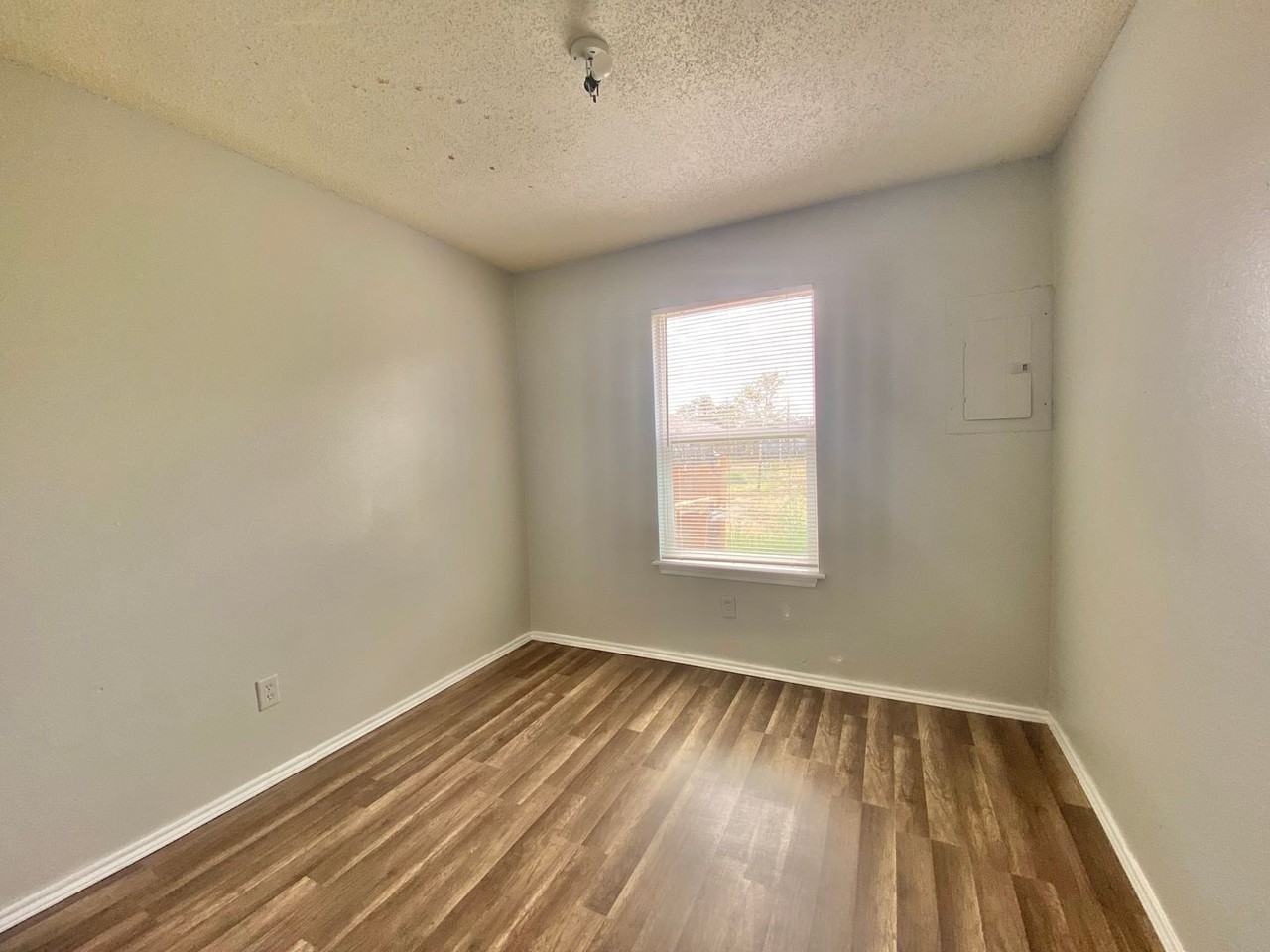2913 Bates St - Photo 5 of 9