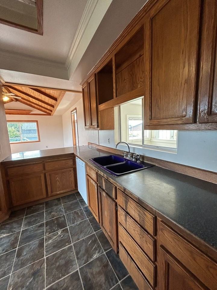 735 Holbrook Rd - Photo 3 of 15