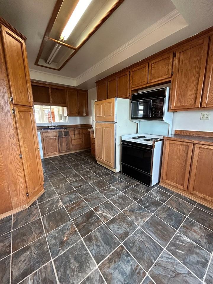 735 Holbrook Rd - Photo 4 of 15