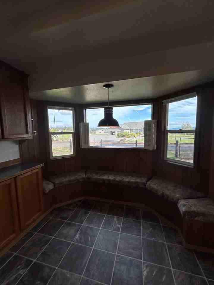 735 Holbrook Rd - Photo 5 of 15