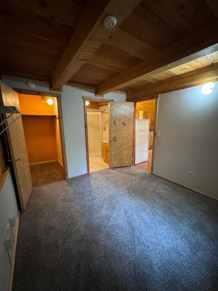 915 Graham Ln - Photo 3 of 8
