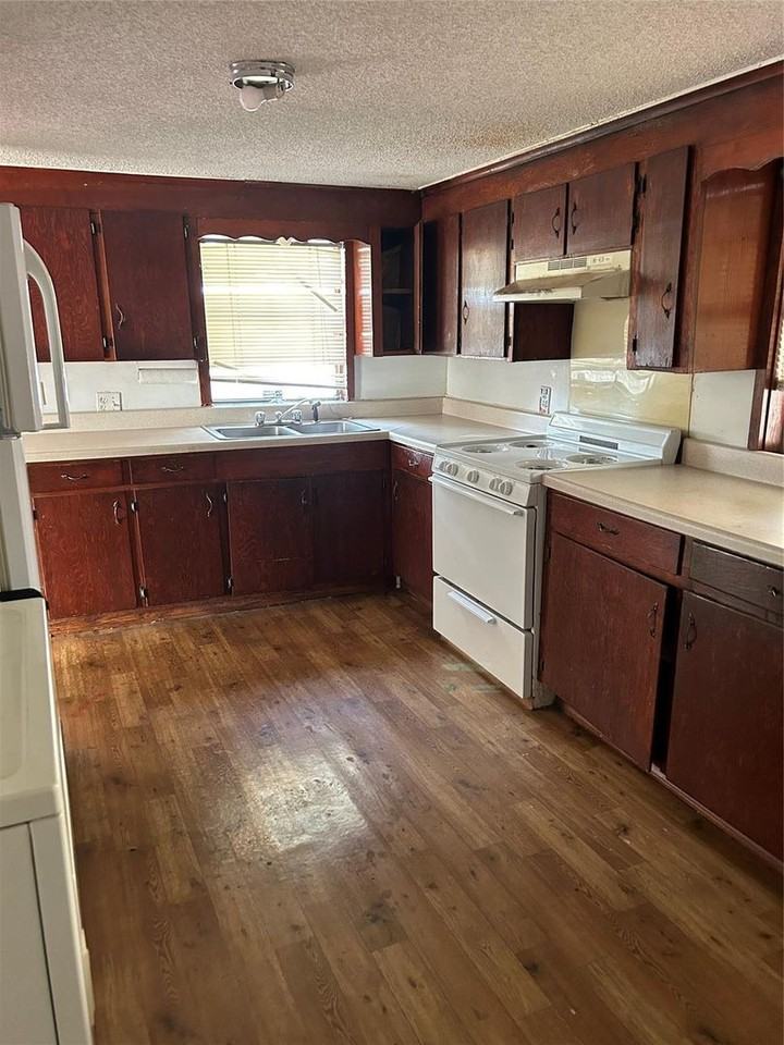 634 W 63rd St - Photo 2 of 3