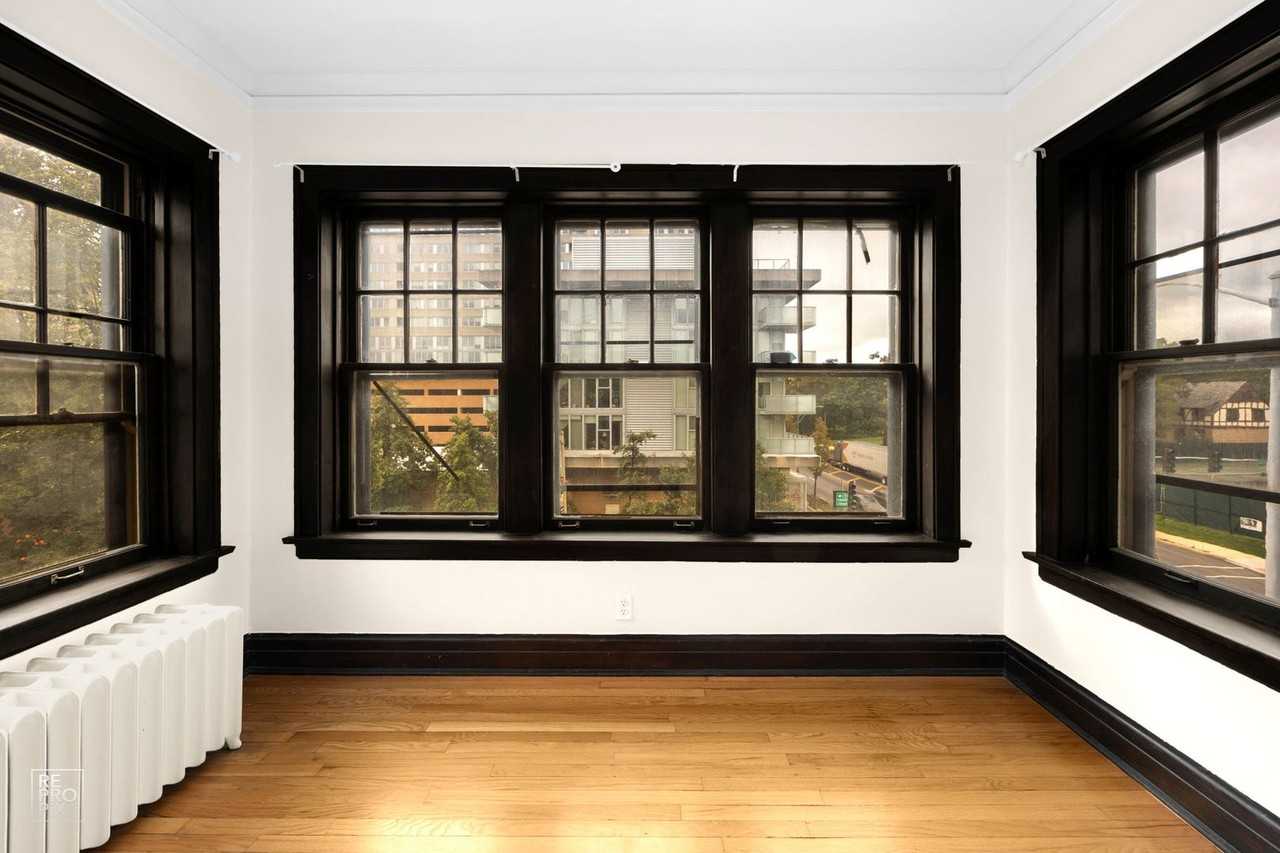 1146 Ontario St - Photo 4 of 10