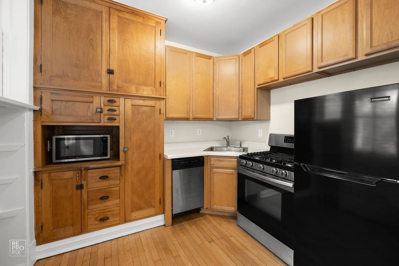 1146 Ontario St - Photo 6 of 10