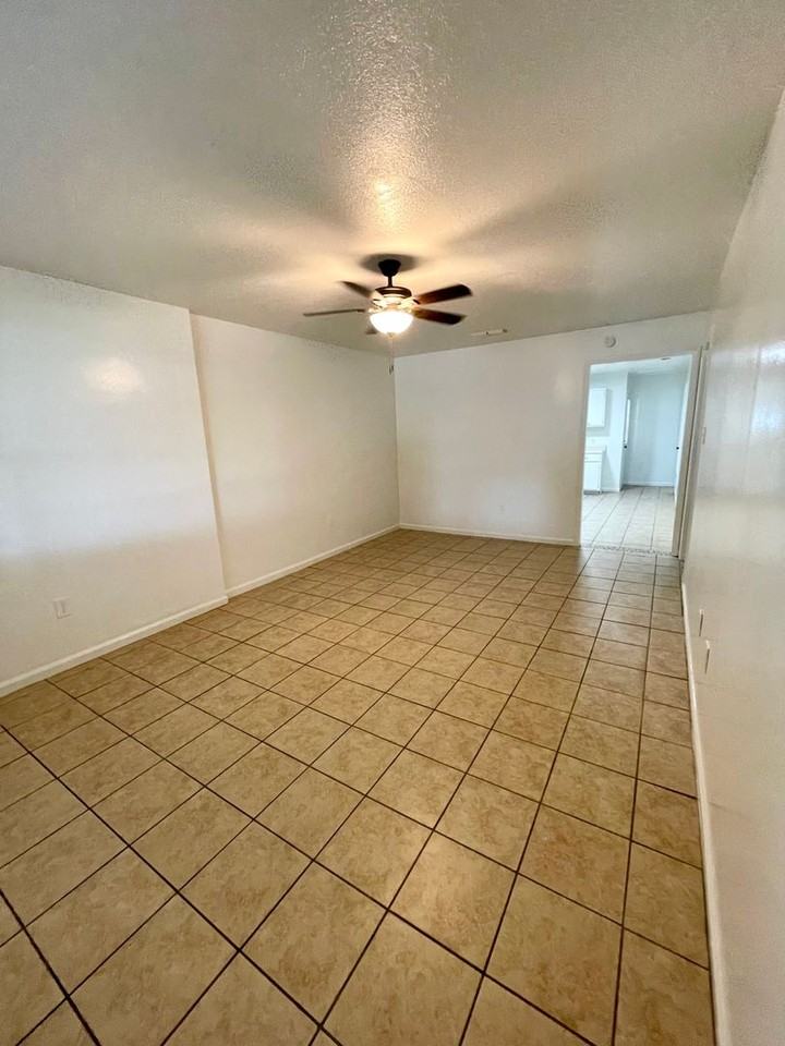 200 Oak St - Photo 5 of 12