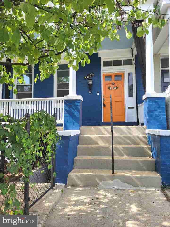 1323 Valley Pl Se - Photo 2 of 40