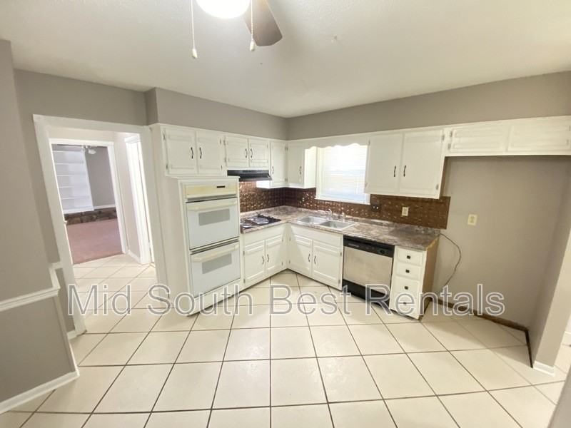 5566 Tylertown Ave - Photo 3 of 12