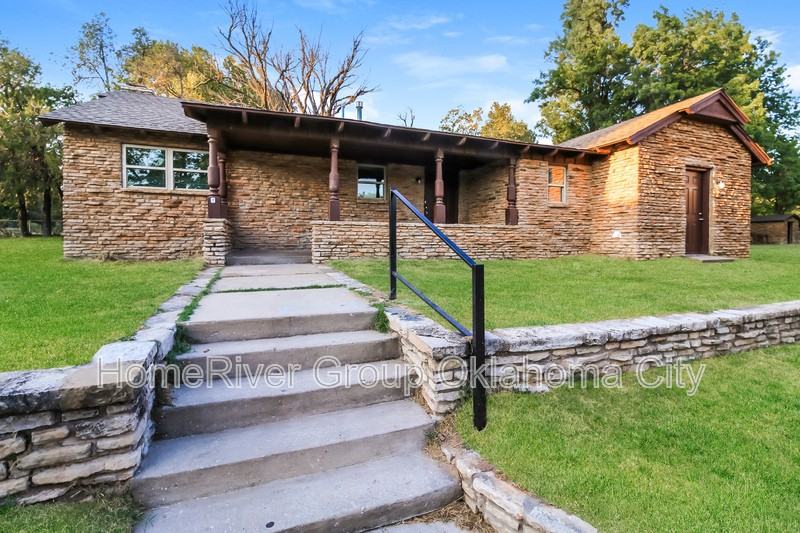 832 Oakdale Dr - Photo 3 of 22