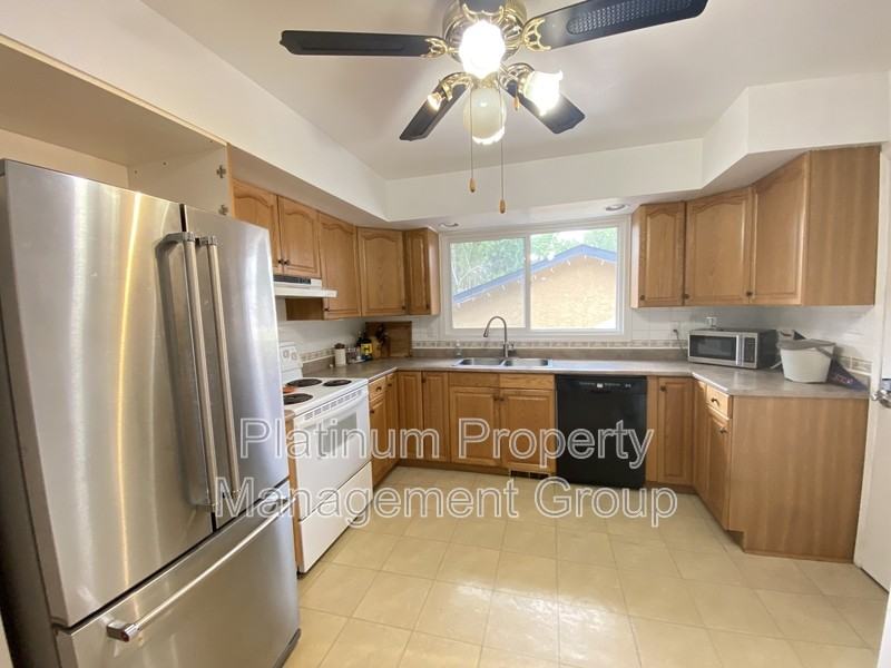 140 Queen Tamara Rd Se #A - Photo 3 of 21