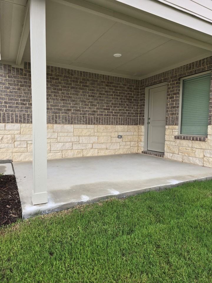 1963 Aves Glen Ln #1963 - Photo 3 of 16