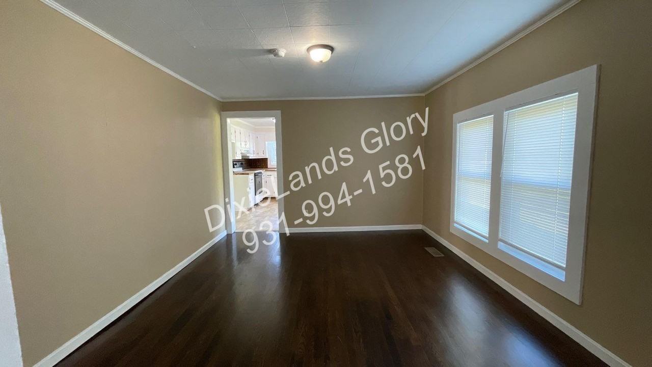 205 W Willow St - Photo 4 of 18