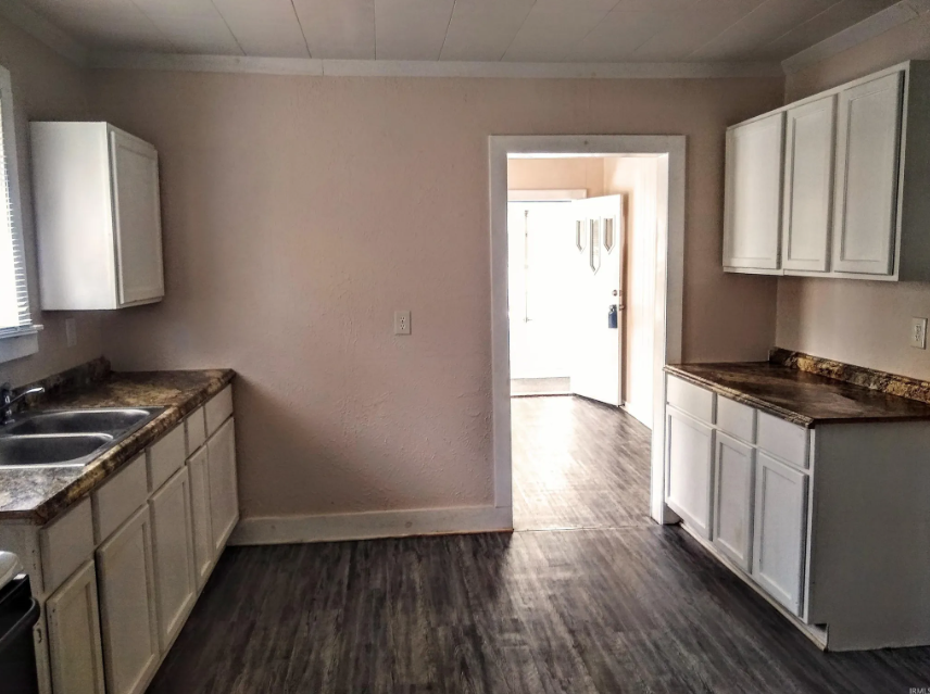 1028 Kinyon St - Photo 3 of 15