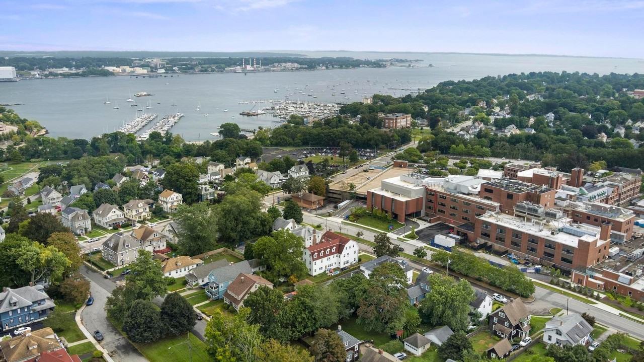 Nice and quiet apartments in New London - Photo 4 of 23