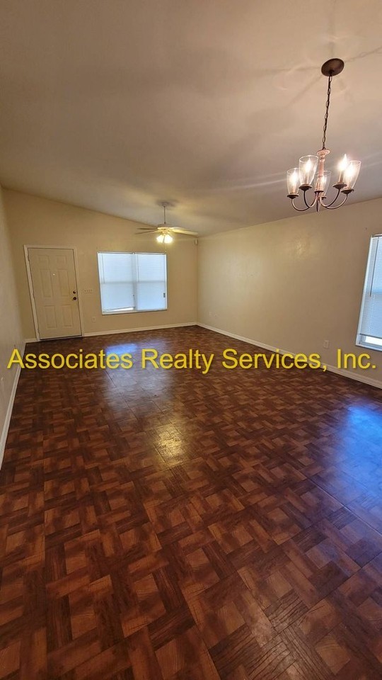 431 Ne 45th Ter - Photo 3 of 8