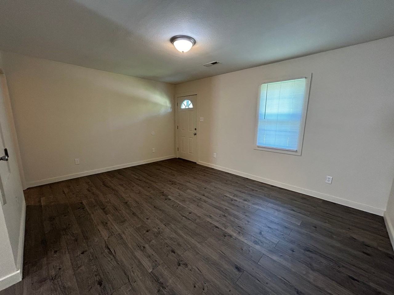 1160 S Washington Ave - Photo 2 of 9