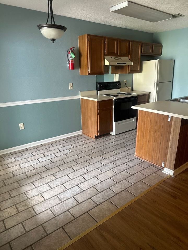 108 Wolfe St - Photo 3 of 12