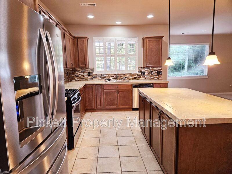 2614 Ne Noll Valley Loop - Photo 5 of 28