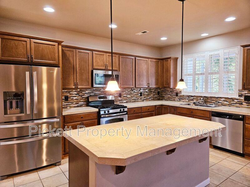 2614 Ne Noll Valley Loop - Photo 6 of 28
