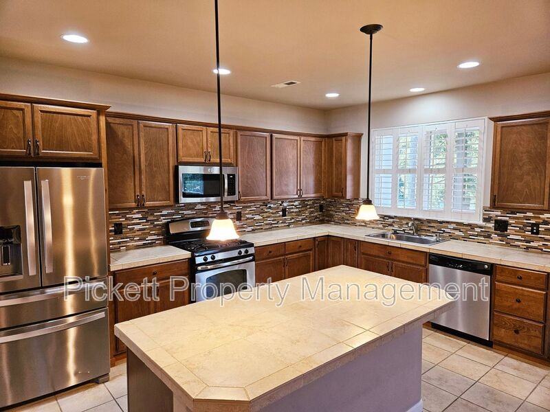 2614 Ne Noll Valley Loop - Photo 7 of 28