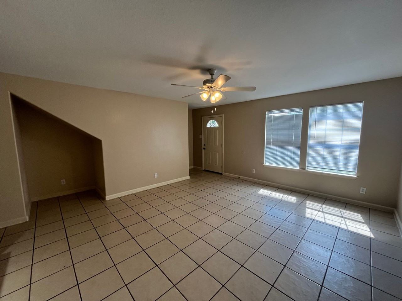 5202 Fountain Lk - Photo 4 of 31