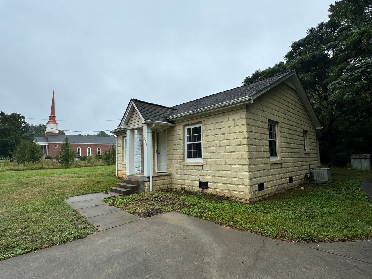 2109 Cleveland Ave - Photo 2 of 11