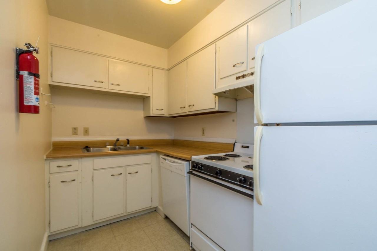 413 E 8th St - Photo 4 of 27