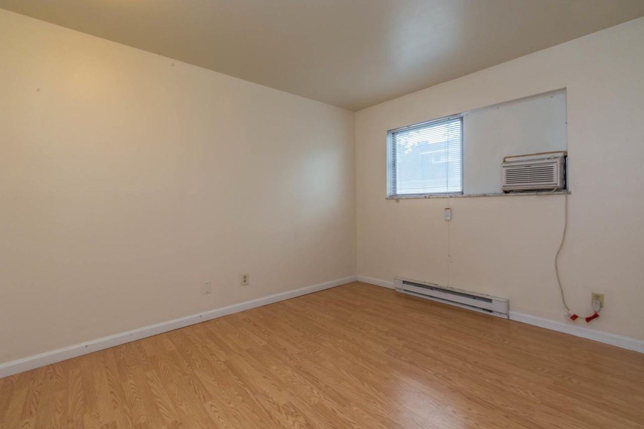 413 E 8th St - Photo 6 of 27