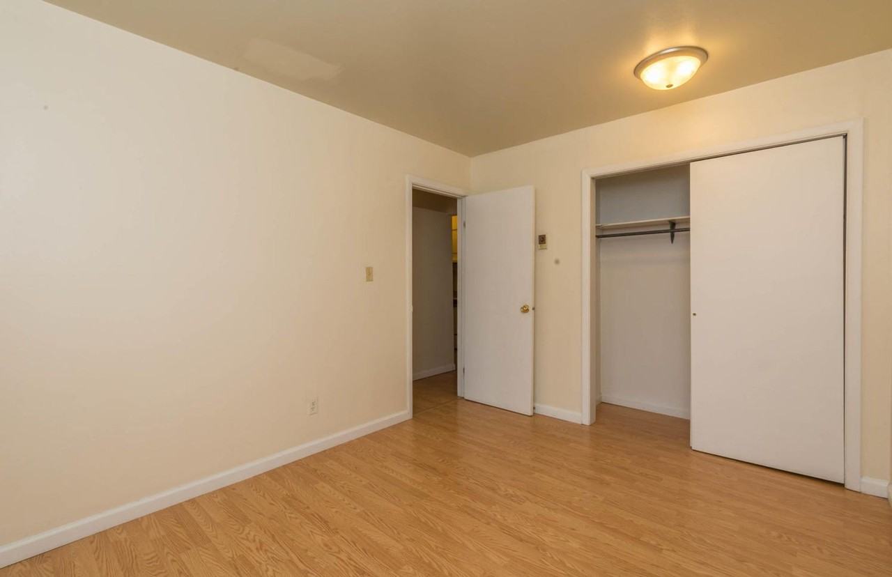 413 E 8th St - Photo 7 of 27