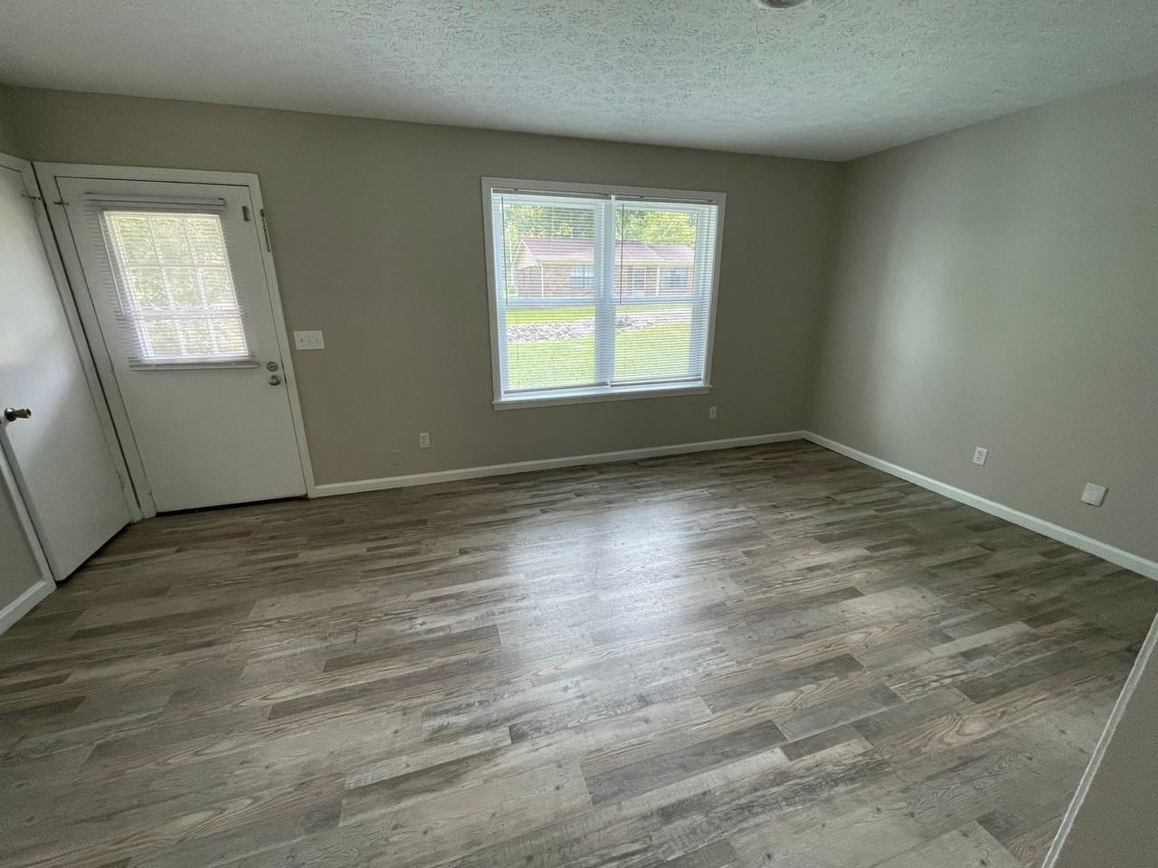105 Debbie Dr - Photo 2 of 10