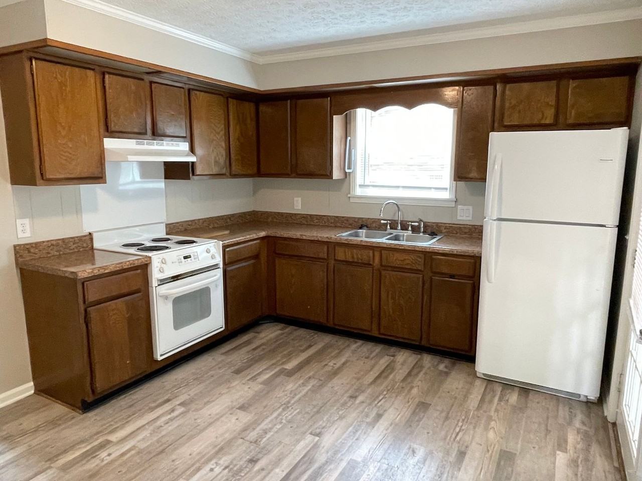 105 Debbie Dr - Photo 3 of 10