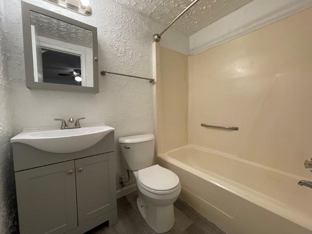 1446 1/2 Nw 31st St #B - Photo 5 of 12