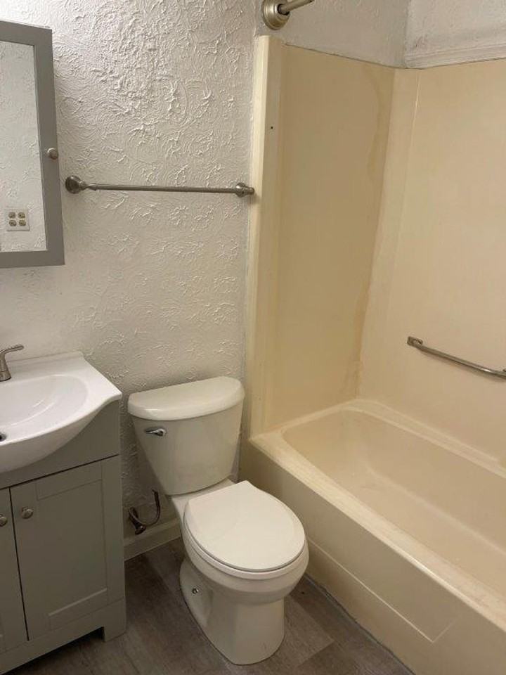 1446 1/2 Nw 31st St #B - Photo 3 of 12