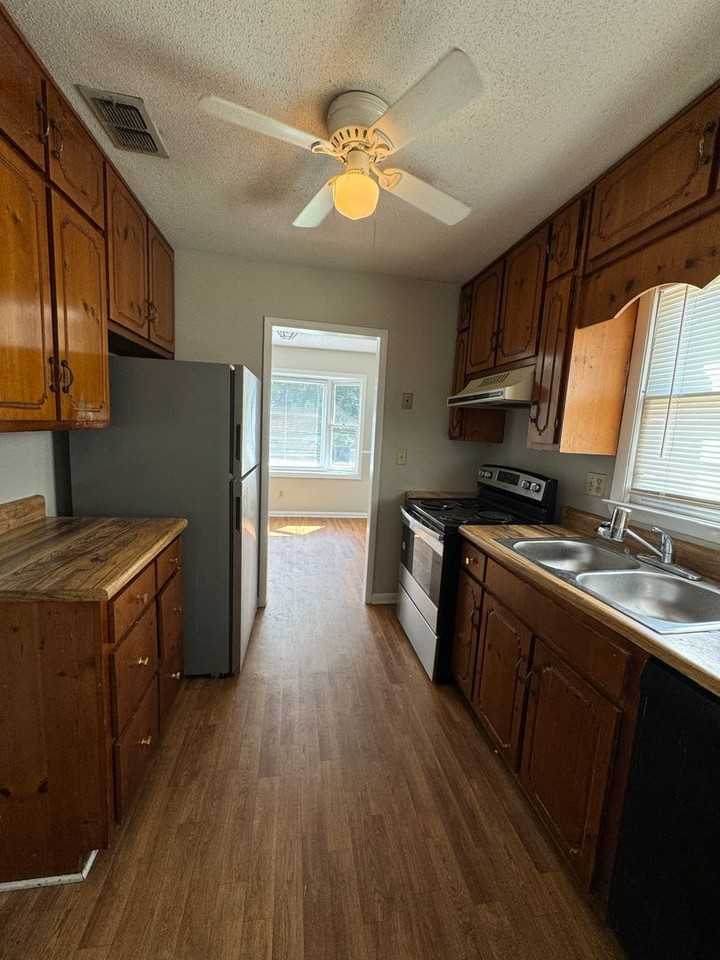 1221 Pointer Dr Sw - Photo 3 of 9