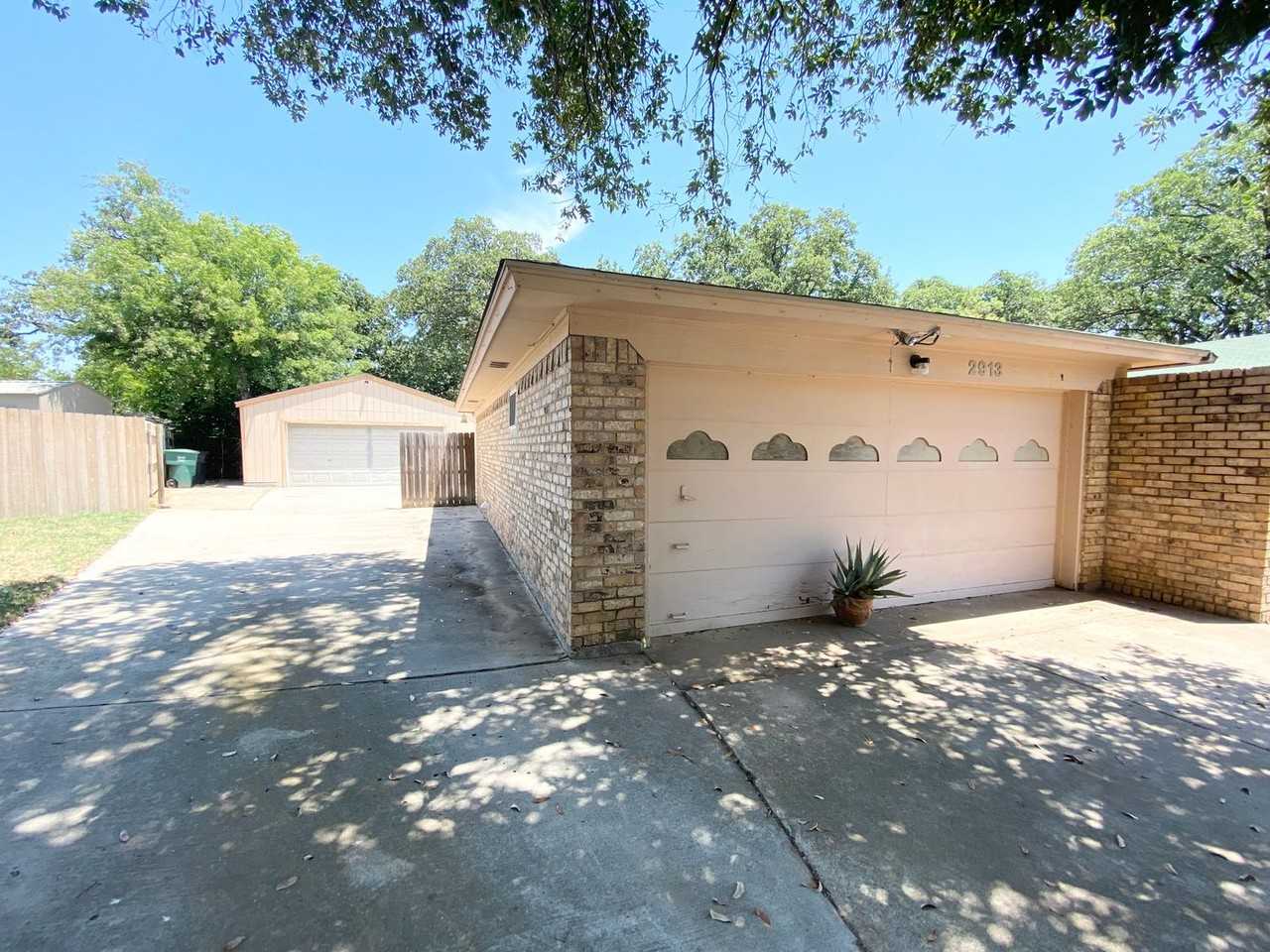 2913 Jason Ct - Photo 2 of 27