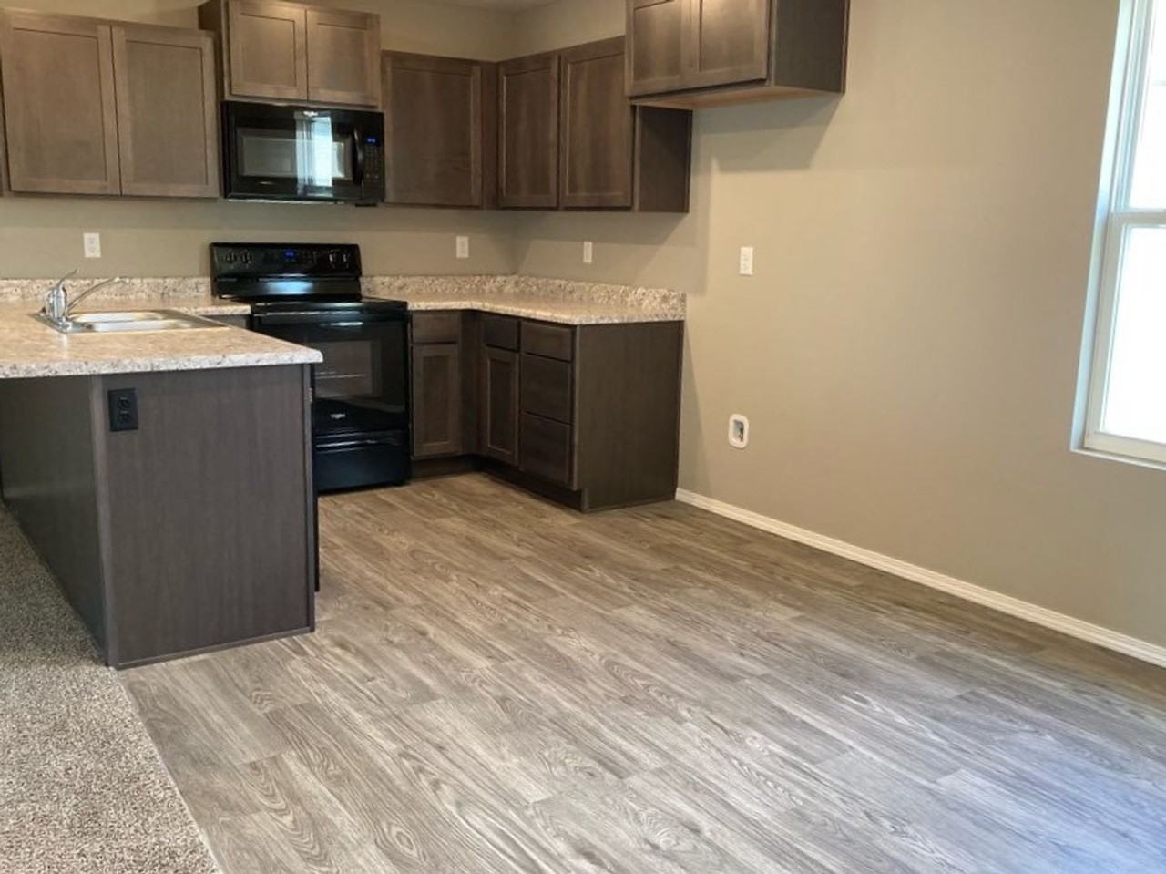 110 Pin Oak Dr - Photo 2 of 8