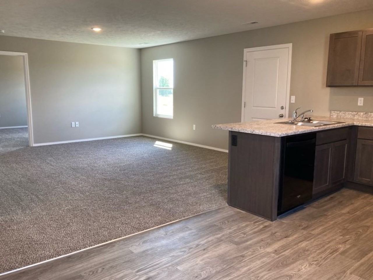 110 Pin Oak Dr - Photo 3 of 8