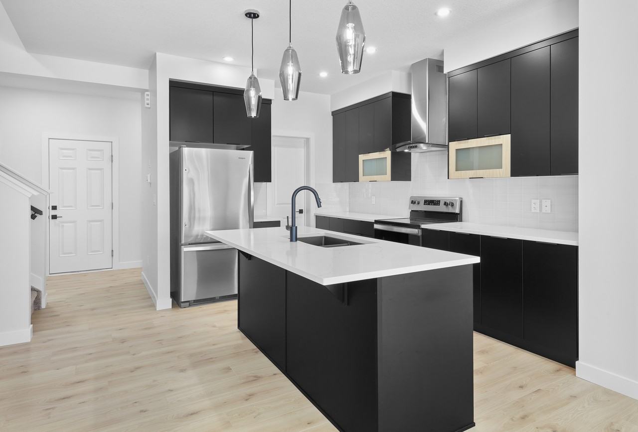 3028 169 St Sw #MAIN - Photo 2 of 24