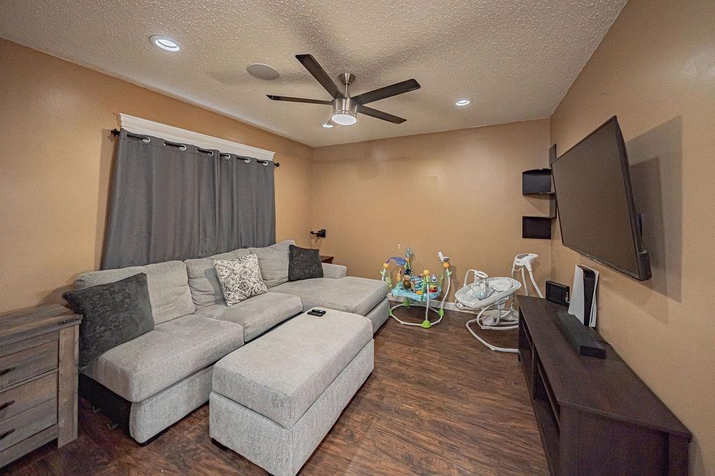 587 E Court St - Photo 3 of 42